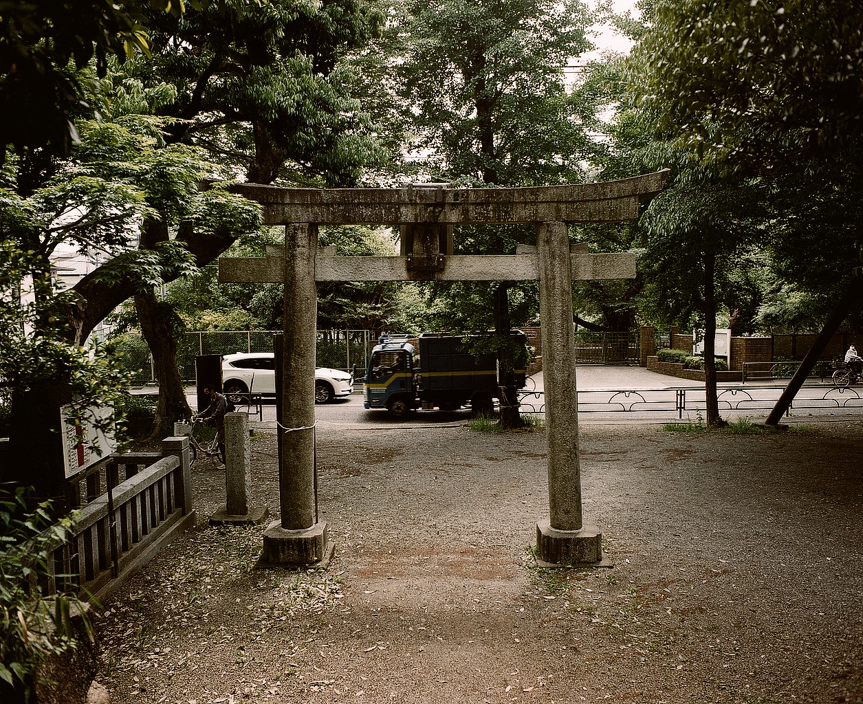 青渭神社境内より